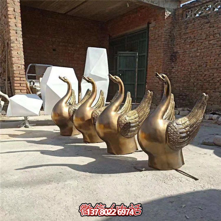 仿銅噴水雕塑，玻璃鋼景觀天鵝水池，為廣場園林擺放