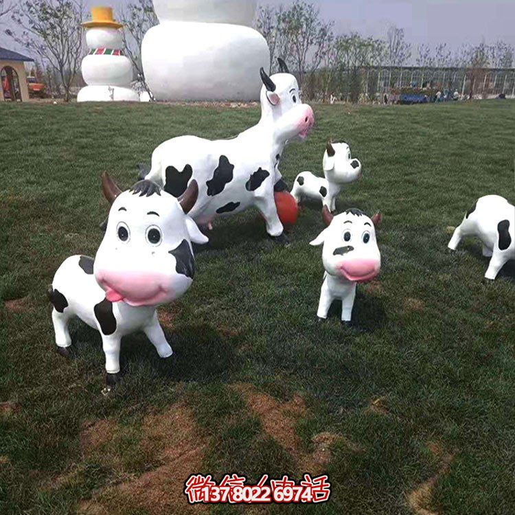 可愛小奶牛玻璃鋼雕塑，為戶外園林景觀增添獨特魅力