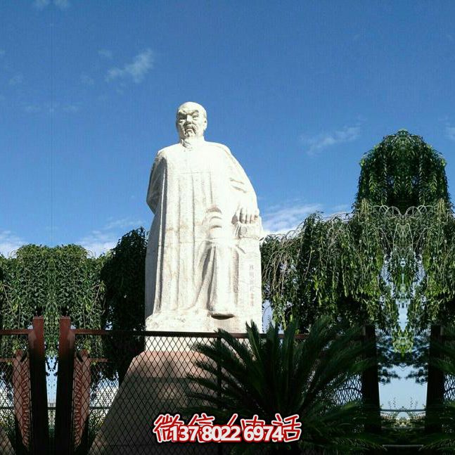 林則徐石雕塑，點綴校園廣場