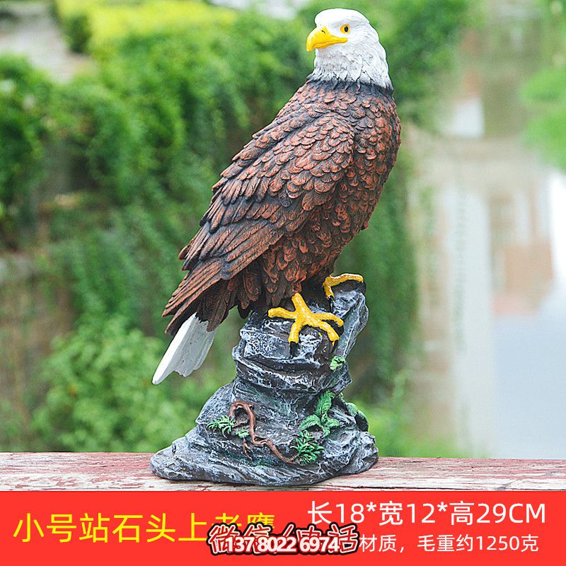 石頭藝術老鷹雕塑，點綴花園站