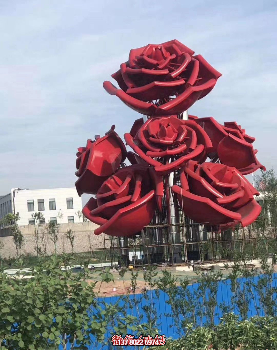 紅色玫瑰不銹鋼創(chuàng)意雕塑——美化廣場，增添驚喜