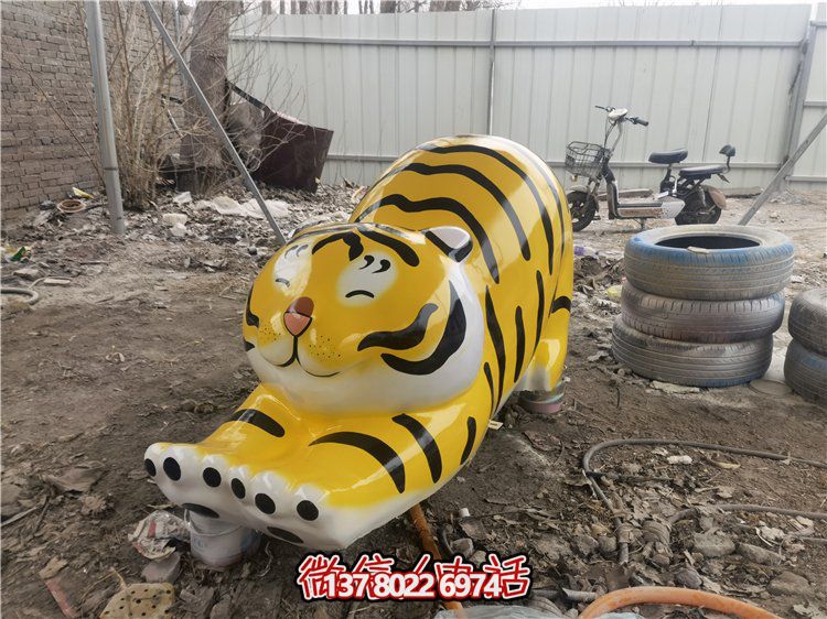 玻璃鋼彩繪抽象老虎雕塑，為幼兒園裝飾而生