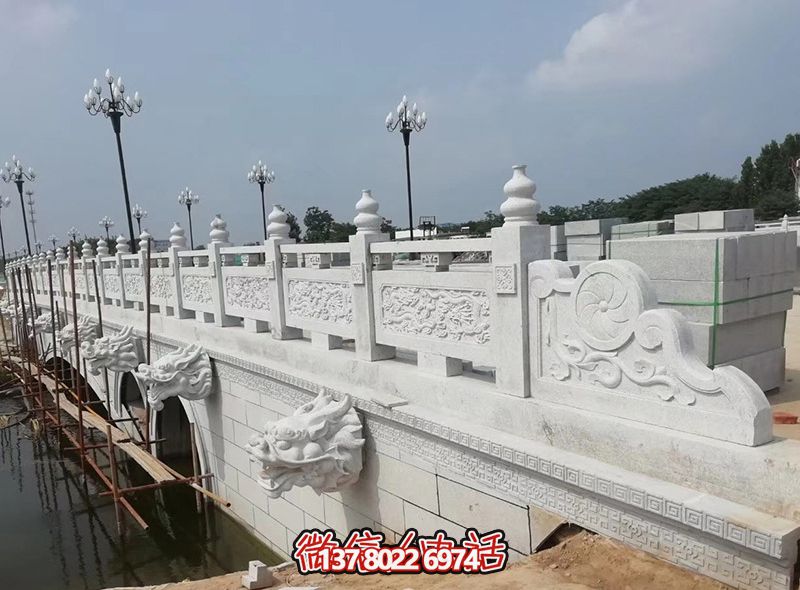 精美漢白玉石拱橋，融龍紋雕刻欄桿