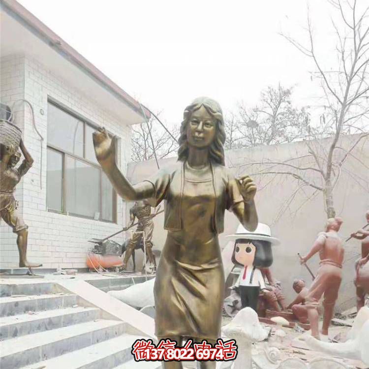仿銅雕塑玻璃鋼抽象人物，為公園戶(hù)外裝飾