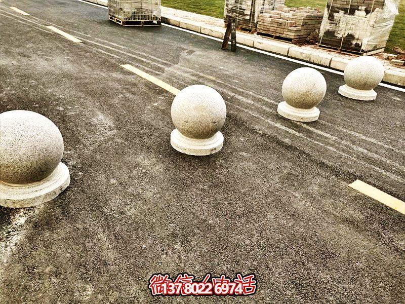 球形路障，為小學(xué)路邊擺放的安全隔離車