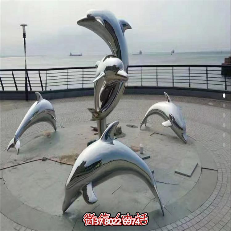 不銹鋼海豚雕塑，讓海邊的廣場更加美觀