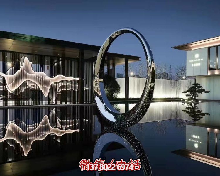 不銹鋼圓環雕塑，點綴園林別墅水池