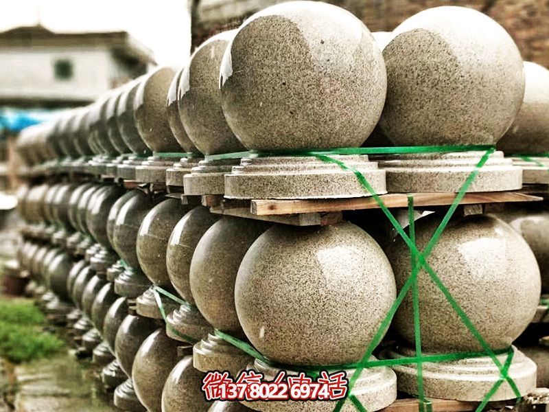 動(dòng)物園門(mén)口擺放球形花崗巖攔車石雕塑